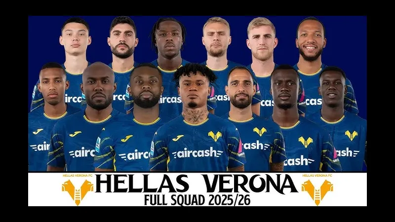 Cầu thủ Verona và Udinese tranh chấp bóng trên sân Cầu thủ Verona và Udinese tranh chấp bóng trên sân