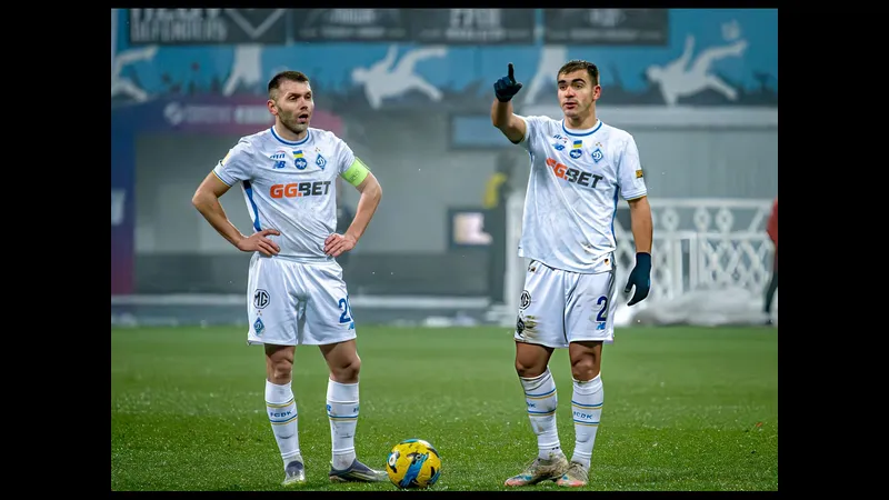 Cầu thủ Dynamo Kyiv và Rukh Lviv tranh chấp trên sân Cầu thủ Dynamo Kyiv và Rukh Lviv tranh chấp trên sân